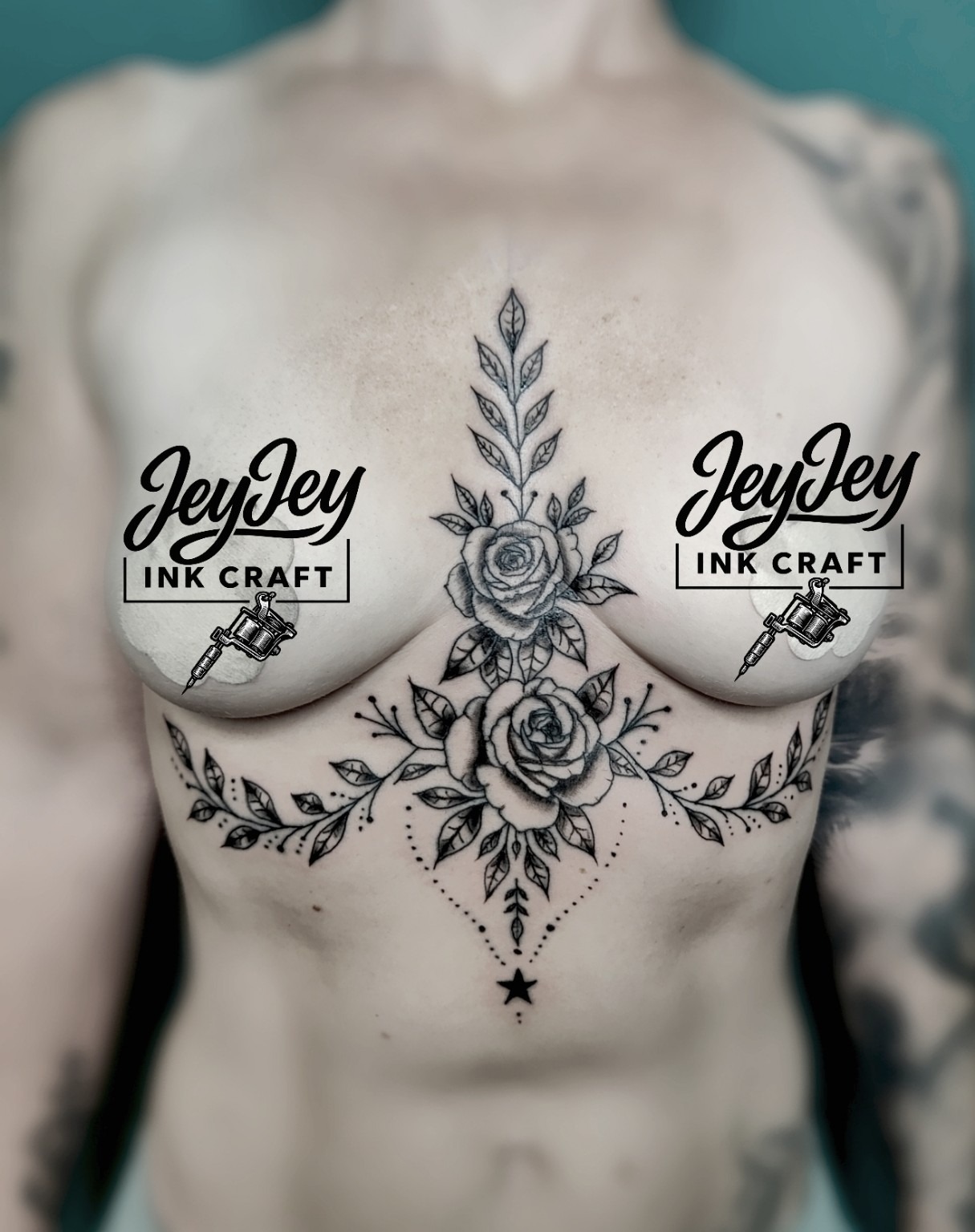 Ornamentales Underboob-Tattoo mit Rosen, Ketten und Sternanhänger von Jeyjey Ink Craft