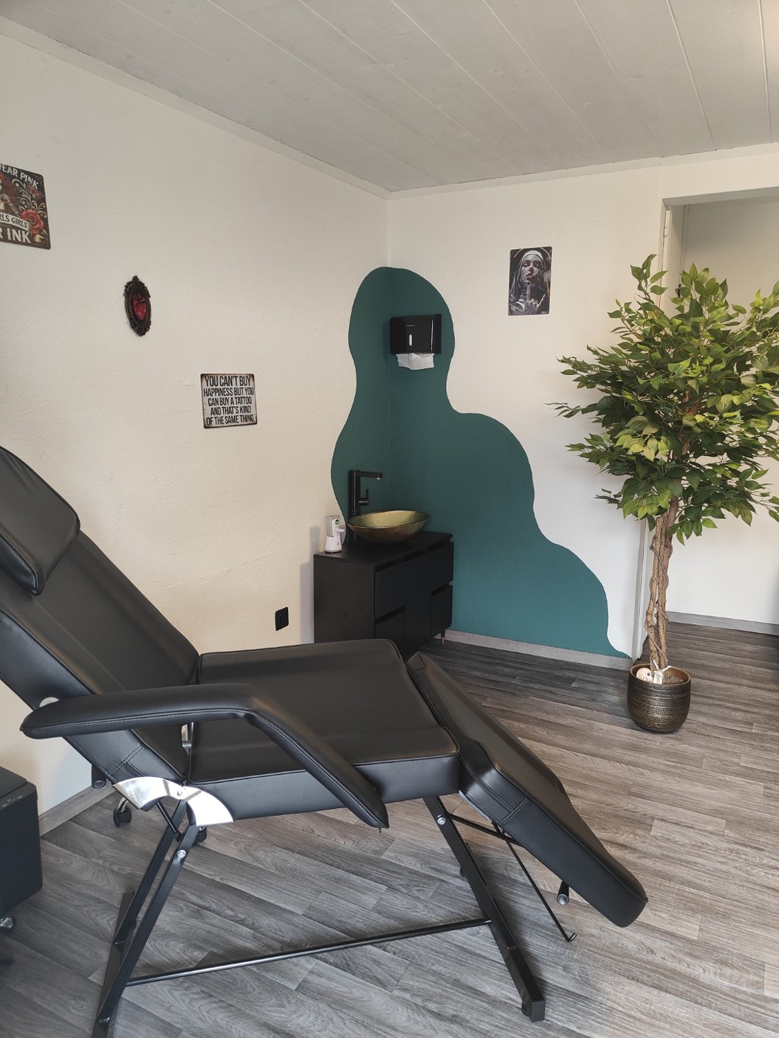 Arbeitsplatz mit Tattoo-Liege im Studio